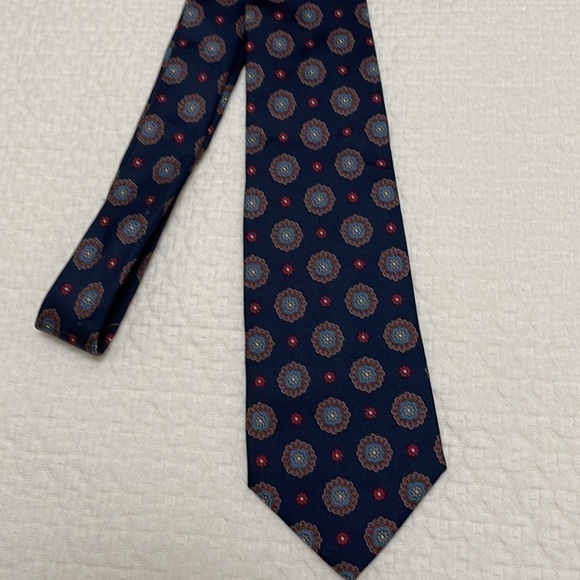 Christian Dior Navy Classic Medallion 100% Silk Tie—Great Looking! Excellent EUC - Picture 4 of 10